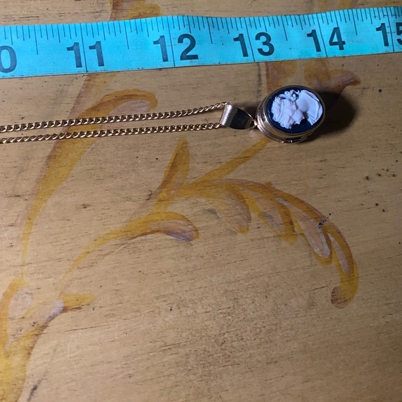 Vintage Cameo Locket pendant - Picture 5 of 7